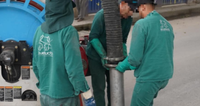 Tres hombres con uniformes verdes