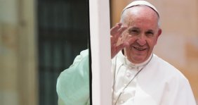 Hombre vestido de blanco saludando a las personas