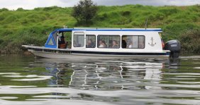 Un bote blanco flotando en un río