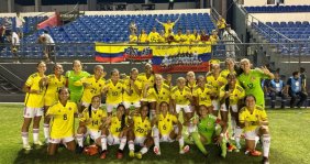 Mujeres con uniforme amarillo en una cancha de fútbol
