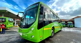 Bus verde en la carretera