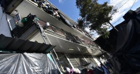 Edificio de rejas con cuartos individuales