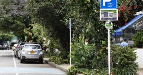 Una carretera con espacios para parquear carros