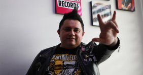 Hombre con chaqueta de cuero negra y mohicano 