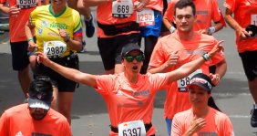 Personas con camisetas naranja corriendo 