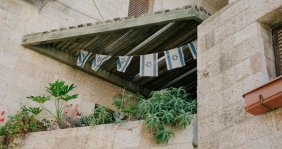 Una pared con pendones con banderas de Israel
