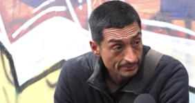Hombre hablándole a un micrófono