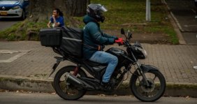 Un hombre sobre una moto negra