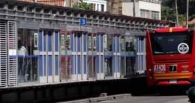 Estación de transMilenio por dentro un pacillo con piso metálico y puertas de cristal a los lados