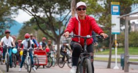Una mujer montando bicicleta 