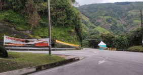 Una carretera con montañas a los lados