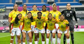 11 mujeres con uniformes de fútbol amarillos
