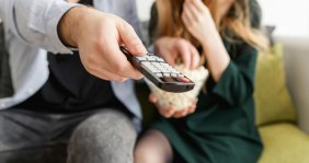 Hombre con un control de televisor en la mano