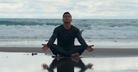 Un hombre sentado frente al mar 