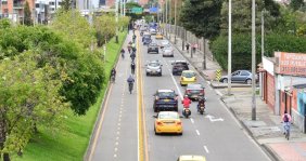 Vehículos transitando sobre una vía