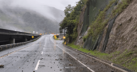 Cierre en la vía al Llano por derrumbes