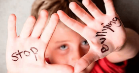 Niños con la frase "Stop Bullying" pintada en sus manos