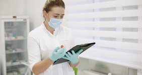 Un café con fe analiza el estado del sistema de salud