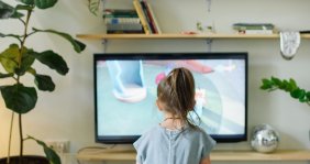 Niña viendo televisión 