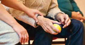 Hospitales saturados y más adultos mayores