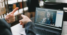 Dos personas hablando en lenguaje de señas 