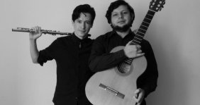 Dos hombres, uno con guitarra y otro con una flauta traversa