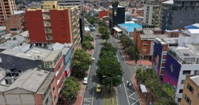 Una vía rodeada de edificios  
