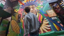 David Moncada frente a un mural 