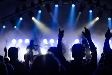 Imagen de personas asistiendo a un concierto