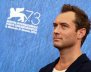 El actor Jude Law durante una sesión de fotos para la película "The Young Pope" en el Festival de Cine de Venecia