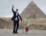 El hombre más alto del mundo visita las pirámides de Egipto