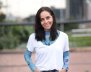 Mujer con camiseta blanca sonriendo 