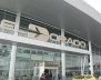 Imagen de la entrada del Aeropuerto El Dorado de Bogotá donde aparecen las letras y el logotipo en color dorado.