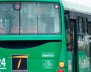 Vistazo posterior de un bus alimentador de TransMilenio