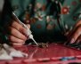 Mujer creando una obra artística 