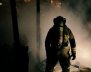 Bombero frente a una conflagración apagada
