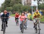 Tres personas montando bicicleta en la ciclovía de Bogotá