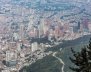 Una imagen panorámica de la ciudad cubierta por una capa de contaminación