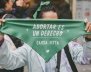 Mujer exhibe un pañuelo verde en apoyo a la Sentencia Causa Justa por la despenalización del aborto