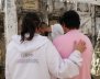 Personas frente a una tumba en el cementerio de Cimitarra, Santander