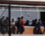 Niños caminan hacia las aulas de un colegio