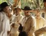 Hombres vestidos con ropas blancas