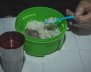 Un tupper verde con comida 