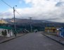 Una calle con casas a los lados