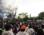 Tarima de conciertos llena de fans