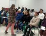Una sala llena de estudiantes 