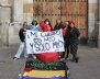 Mujeres sosteniendo una pancarta que dice "Mi cuerpo es mío y solo mío"