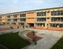 Fachada de colegio color naranja