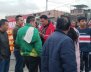 Un grupo de personas en medio de la calle