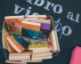Imagen de libros apilados sobre un fondo azul rey